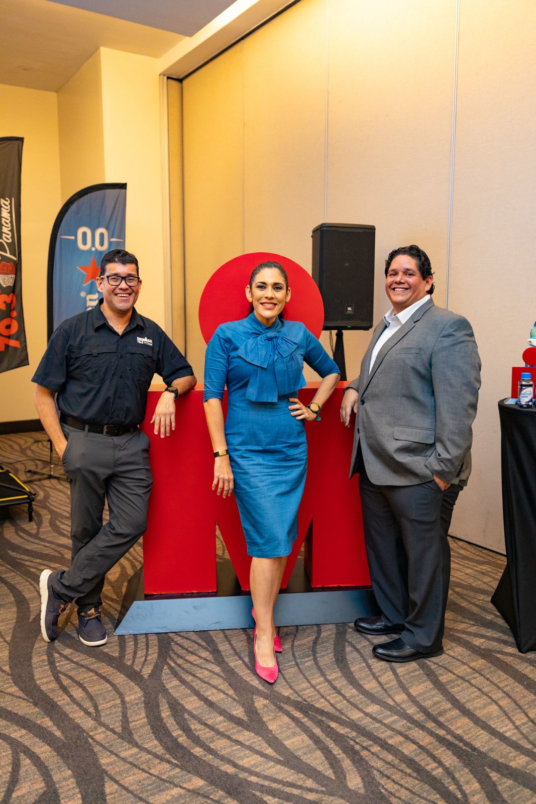 Equipo de Razzpao Latam organizando un evento